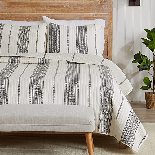 Great Bay Home Bedding Set, 3 Piece Reversible Lightweight Quilt Comforter with 2 Shams, All-Season, Modern, Striped Bedspreads, White/Grey Striped Coverlet Sets, Wesley Quilts Collection, King